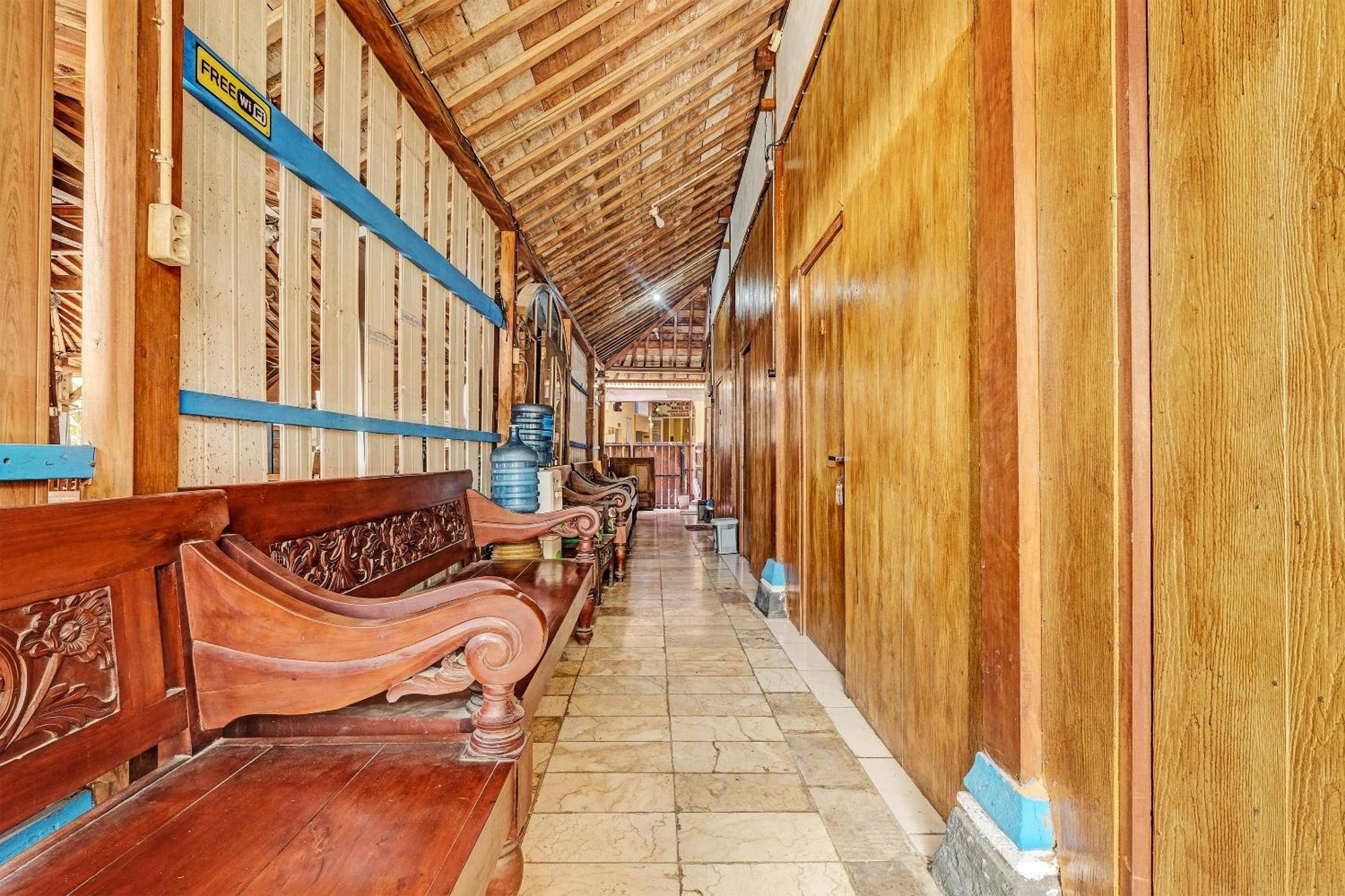 Spot On 91916 Joglo Doyong Homestay Syariah Jogjakarta Buitenkant foto