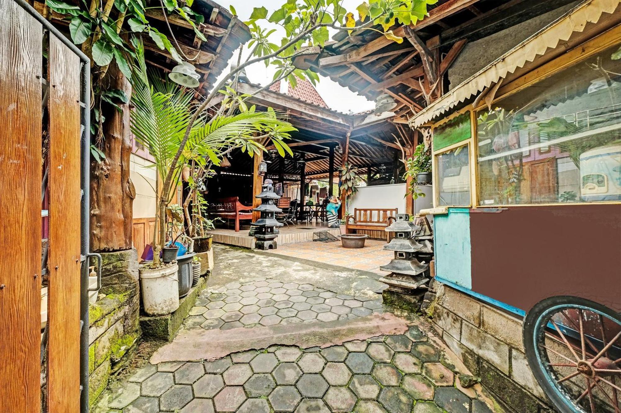 Spot On 91916 Joglo Doyong Homestay Syariah Jogjakarta Buitenkant foto